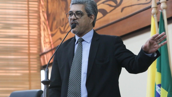 Edvaldo Magalhães diz que preço das passagens aéreas para municípios isolados aumentou 50% e critica governo por abandonar programa de subsídio